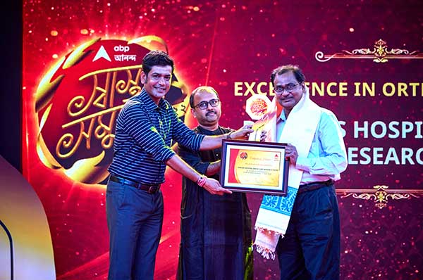 Dr. Somnath De, Clinical Director, Dept of Orthopaedics & Traumatology receiving the award for 
